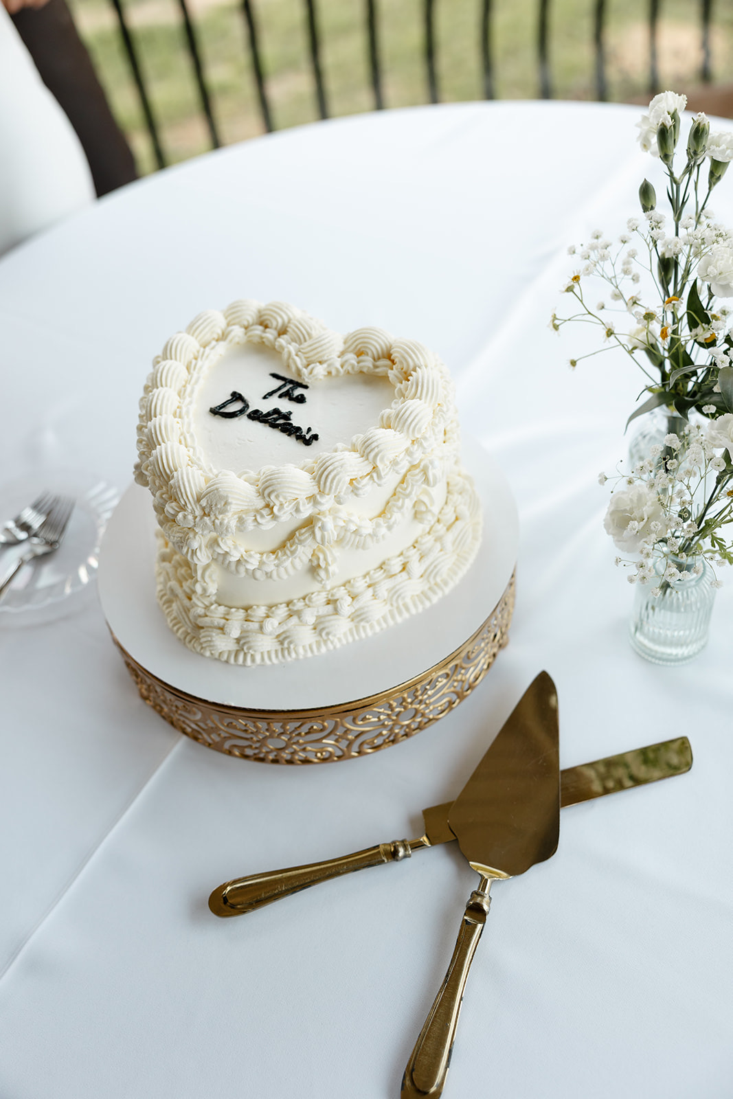 Elegant tiered wedding cake