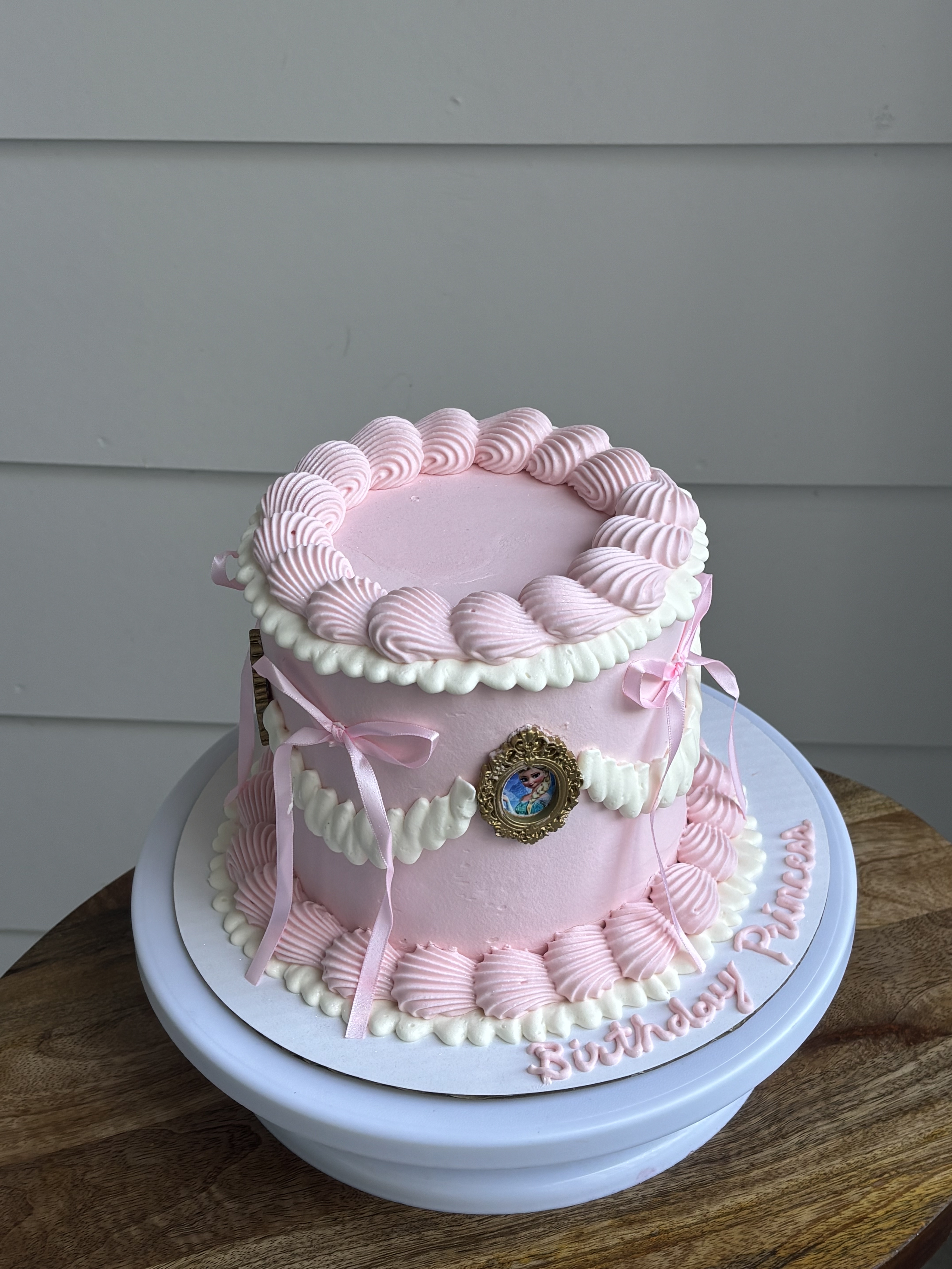 Pink princess round cake