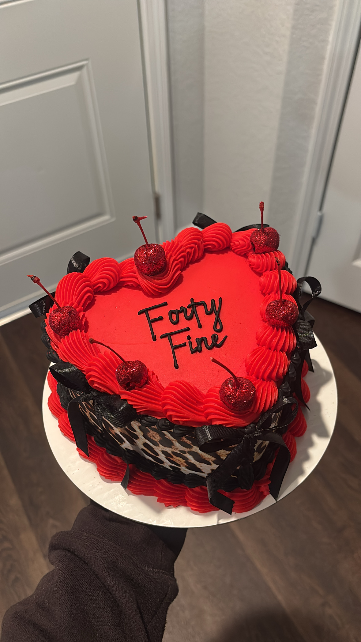 Red leopard forty fine heart cake