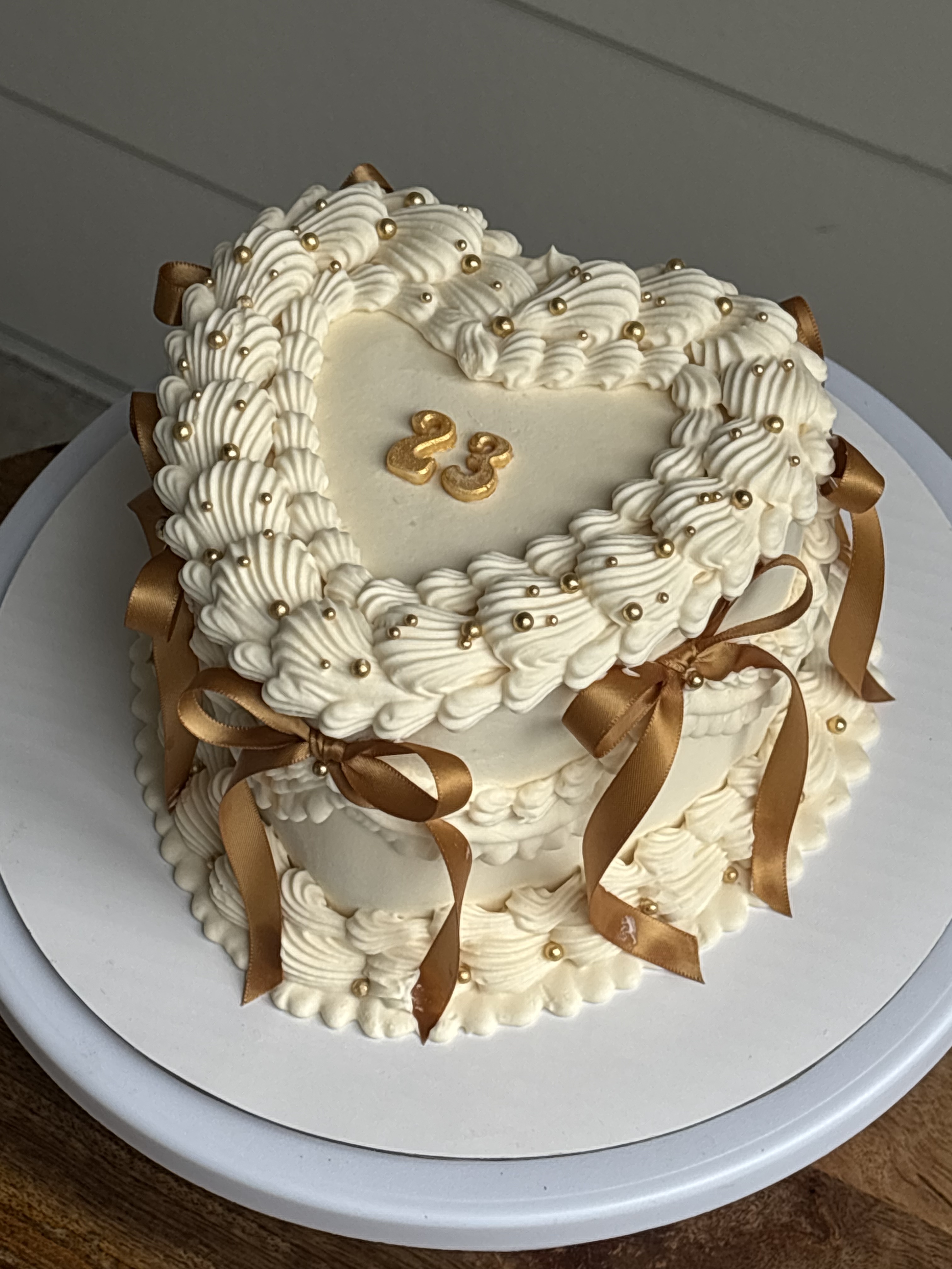 White gold 23 heart cake